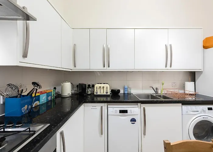 Heart Of Ealing Apartment With Garden